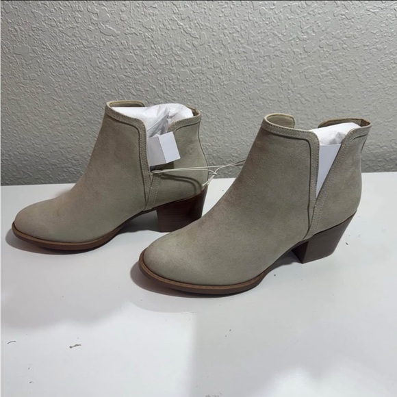 NWT Ann Taylor Loft Ankle Boots 7 Faux Suede Lite Grey Western Seamed Heel - Picture 1 of 7
